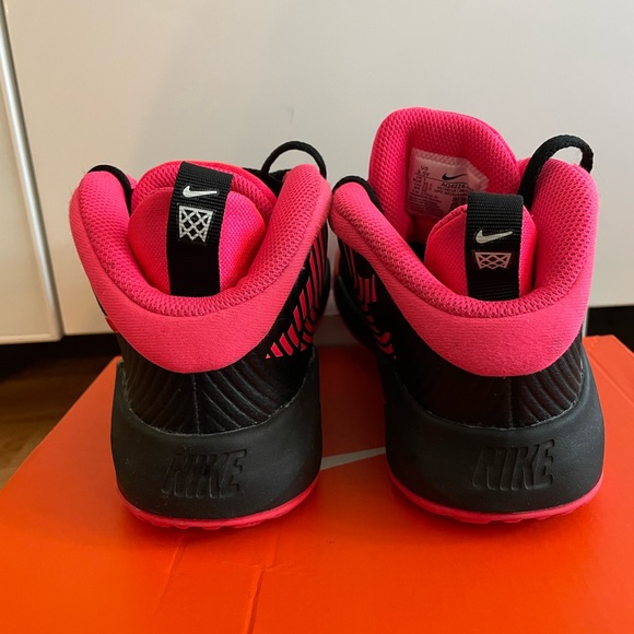 🛑SOLD🛑 Youth Nike shoe 3.5 - Picture 4 of 4